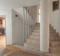 EXKLUZÍVNE LEN U NÁS! - Veľký rodinný dom - Dunajská Streda - Rodinný dom so schodiskom, podlahou s dreveným dekorom a výhľadom do kuchyne.