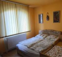 EXKLUZÍVNE LEN U NÁS! - Veľký rodinný dom - Dunajská Streda - Spálňová izba v rodinnom dome s posteľou, žltými stenami a vertikálnymi žalúziami.