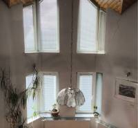 EXKLUZÍVNE LEN U NÁS! - Veľký rodinný dom - Dunajská Streda - V jedálni rodinného domu so šikmým dreveným stropom sú veľké okná a závesná lampa.