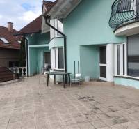 EXKLUZÍVNE LEN U NÁS! - Veľký rodinný dom - Dunajská Streda - Rodinný dom v Dunajskej Strede na ulici Pókatelek s terasou a vonkajším sedením.