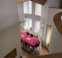 EXKLUZÍVNE LEN U NÁS! - Veľký rodinný dom - Dunajská Streda - Jedáleň s červeným obrusom a podlahou s dreveným dekorom v rodinnom dome.