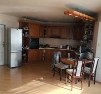 EXKLUZÍVNE LEN U NÁS! - Veľký rodinný dom - Dunajská Streda - Kuchyňa s drevenými skrinkami, jedálenským stolom a podlahou s dreveným dekorom v rodinnom dome.