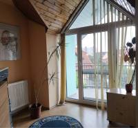 EXKLUZÍVNE LEN U NÁS! - Veľký rodinný dom - Dunajská Streda - Izba v rodinnom dome s podlahou s dreveným dekorom, balkónom a rastlinami.