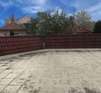 EXKLUZÍVNE LEN U NÁS! - Veľký rodinný dom - Dunajská Streda - Terasa s dlažbou, červenou strešnou krytinou a zeleňou v Dunajskej Strede na Pókatelek ulici.
