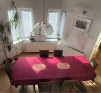 EXKLUZÍVNE LEN U NÁS! - Veľký rodinný dom - Dunajská Streda - Jedáleň v rodinnom dome s červeným obrusom a podlahou s dreveným dekorom.