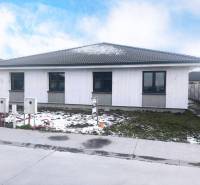 4izbový rodinný dom - Horná Potôň - Rodinný dom na Dlhej ulici v Hornej Potôni, zasnežený trávnik a šedá fasáda.