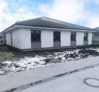 4izbový rodinný dom - Horná Potôň - Rodinný dom na Dlhej ulici v Hornej Potôni s čiastočne zasneženým dvorom.