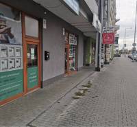 Ponúkame Vám na prenájom obchodný priestor - kanceláriu v DS - Obchodné priestory na Galantskej ulici v Dunajskej Strede s reklamnými tabuľami.