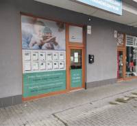 Ponúkame Vám na prenájom obchodný priestor - kanceláriu v DS - Obchodné priestory na Galantskej ulici v Dunajskej Strede s ponukou realitných služieb.