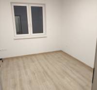 Rezervované / 4-izbový rodinný dom v obci Michal na Ostrove - Izba v rodinnom dome s podlahou s dreveným dekorom a veľkým oknom.