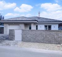 Rezervované / 4-izbový rodinný dom v obci Michal na Ostrove - Rodinný dom v Michal na Ostrove so strechou a plotom z tehál.