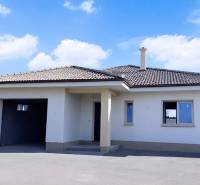 Rezervované / 4-izbový rodinný dom v obci Michal na Ostrove - Rodinný dom v Michale na Ostrove s garážou a šikmou strechou.