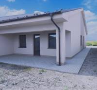 Predané - 4izbový rodinný dom (dvojdom) v obci Horná Potôň! - Rodinný dom v Hornej Potôni s terasou a zatrávneným pozemkom, ohraničený plotom.