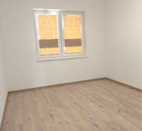 Predané - 4izbový rodinný dom (dvojdom) v obci Horná Potôň! - Prázdna miestnosť v rodinnom dome s podlahou s dreveným dekorom a oknom.