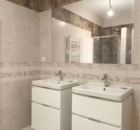 Predané - 4izbový rodinný dom (dvojdom) v obci Horná Potôň! - Kúpeľňa v rodinnom dome s dvoma umývadlami a zrkadlom na dlaždicovej stene.