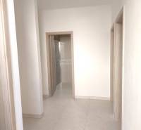 Predané - 4izbový rodinný dom (dvojdom) v obci Horná Potôň! - Chodba v rodinnom dome s bielymi stenami a keramickou dlažbou.