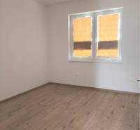 Predané - 4izbový rodinný dom (dvojdom) v obci Horná Potôň! - Izba v rodinnom dome s podlahou s dreveným dekorom a zatieneným oknom.