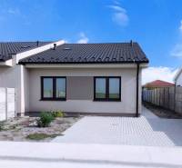 Predané - 4izbový rodinný dom (dvojdom) v obci Horná Potôň! - Rodinný dom v Hornom Potôni s dvojitou strechou a dláždeným prístupovým chodníkom.