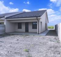 Predané - 4izbový rodinný dom (dvojdom) v obci Horná Potôň! - Rodinný dom v Hornej Potôni s priestranným dvorom a chodníkom pod modrou oblohou.