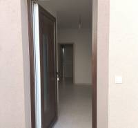 Predané - 4izbový rodinný dom (dvojdom) v obci Horná Potôň! - Otváracie dvere do rodinného domu v Hornej Potôni, jednoduchý interiér s dlažbou.