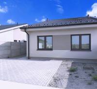 Predané - 4izbový rodinný dom (dvojdom) v obci Horná Potôň! - Rodinný dom v Hornej Potôni s dláždeným nádvorím a betónovým plotom.