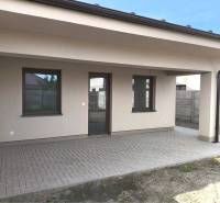 Predané - 4izbový rodinný dom (dvojdom) v obci Horná Potôň! - Rodinný dom v Hornej Potôni s prekrytou terasou a dlažbou pri stene.