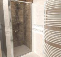 Predané - 4izbový rodinný dom (dvojdom) v obci Horná Potôň! - Sprchový kút s keramickými obkladmi a bielym radiátorom v kúpeľni rodinného domu.