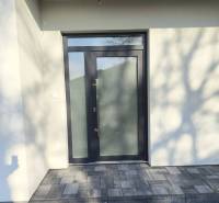 4 izbový rodinný  dom v obci Michal na Ostrove! - Vstupné dvere rodinného domu v Michale na Ostrove s dlažbou v exteriéri.