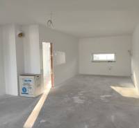 4 izbový rodinný  dom v obci Michal na Ostrove! - Izba v rodinnom dome s betónovou podlahou a krabicou od techniky.