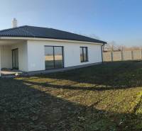 4 izbový rodinný  dom v obci Michal na Ostrove! - Rodinný dom v Michale na Ostrove s upravenou záhradou, plotom a šikmou strechou.