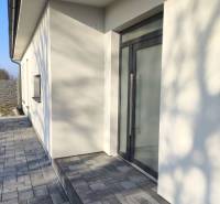 4 izbový rodinný  dom v obci Michal na Ostrove! - Vstup do rodinného domu v Michale na Ostrove s dlažbou a sklenenými dverami.