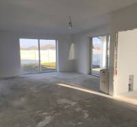 4 izbový rodinný  dom v obci Michal na Ostrove! - Interiér rodinného domu s veľkými oknami a betónovou podlahou.