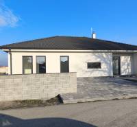 4 izbový rodinný  dom v obci Michal na Ostrove! - Rodinný dom v Michale na Ostrove s bielou fasádou a šedou strechou.