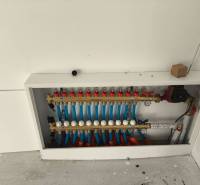 4 izbový rodinný  dom v obci Michal na Ostrove! - Rozdeľovač podlahového kúrenia v rodinnom dome s bielou stenou a podlahou.