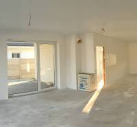 4 izbový rodinný  dom v obci Michal na Ostrove! - Priestranná miestnosť v rodinnom dome s posuvnými dverami do záhrady.