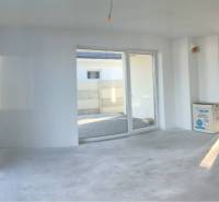 4 izbový rodinný  dom v obci Michal na Ostrove! - Priestranná miestnosť so sklenenými dverami a bielymi stenami v rodinnom dome.