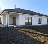 4 izbový rodinný  dom v obci Michal na Ostrove! - Rodinný dom v Michale na Ostrove s plochou strechou a priestrannou terasou.