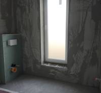 4 izbový rodinný  dom v obci Michal na Ostrove! - Štádium stavby v rodinnom dome, sadrokartónová konštrukcia a plastové okno.