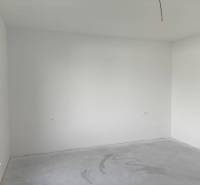 4 izbový rodinný  dom v obci Michal na Ostrove! - Prázdna miestnosť v rodinnom dome s bielymi stenami a bez podlahovej krytiny.