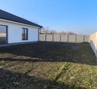 4 izbový rodinný  dom v obci Michal na Ostrove! - Rodinný dom v Michale na Ostrove so záhradou a plotom na spevnenom pozemku.