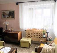 Ponúkame Vám na predaj rodinný dom v obci Horná Potôň - Obývačka v rodinnom dome s retro nábytkom, vzdušnými závesmi a dekoráciami.