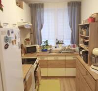 ☎️0904/842-727 Štýlové bývanie - 3izbový byt – Horný Bar - Kuchyňa v 3-izbovom byte s podlahou s dreveným dekorom a zariadením.