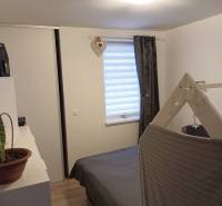 ☎️0904/842-727 Štýlové bývanie - 3izbový byt – Horný Bar - Spálňa v 3-izbovom byte s posteľou, skrinkou a podlahou s dreveným dekorom.