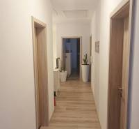 ☎️0904/842-727 Štýlové bývanie - 3izbový byt – Horný Bar - Chodba v 3-izbovom byte s podlahou s dreveným dekorom a bielymi stenami.