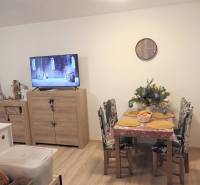 ☎️0904/842-727 Štýlové bývanie - 3izbový byt – Horný Bar - Obývačka s televízorom, jedálenským stolom, dekoráciou a podlahou s dreveným dekorom v 3-izbovom byte.