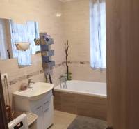 ☎️0904/842-727 Štýlové bývanie - 3izbový byt – Horný Bar - Kúpeľňa v 3-izbovom byte so svetlými obkladmi a vaňou.