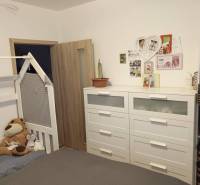 ☎️0904/842-727 Štýlové bývanie - 3izbový byt – Horný Bar - Detská izba s posteľou, bielou komodou a dekoráciami v 3-izbovom byte.