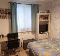 ☎️0904/842-727 Štýlové bývanie - 3izbový byt – Horný Bar - Izba v 3-izbovom byte s písacím stolom, posteľou a televízorom. Podlaha s dreveným dekorom.