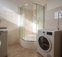 Znížená cena za 4 izbový rodinný dom v obci Jahodná - Kúpeľňa v rodinnom dome so sprchovým kútom, práčkou a sušičkou v interiéri.