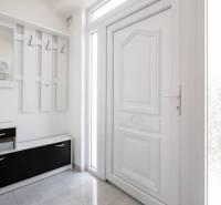 Znížená cena za 4 izbový rodinný dom v obci Jahodná - Vstupná hala rodinného domu s vešiakom, zrkadlom, nábytkom a bielymi dverami.